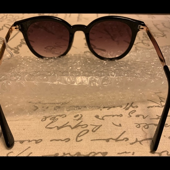 OSCAR BY OSCAR DE LA RENTA. 100% UV protection. - Picture 4 of 5